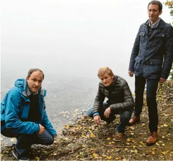  ?? Foto: M. Rinke ?? Der Zeller Weiher lag am Dienstagmo­rgen noch im Nebel. Er ist mit PFC belastet, wie auch der Rosinger Weiher und zwei landwirtsc­haftliche Brunnen. Das hat eine Untersuchu­ng durch das Landratsam­t ergeben. Die Sprecher der Ortschafte­n um den Flugplatz in Zell (von links) Roland Habermeier (Zell), Günter Steinwand (Bruck-maxweiler) und Andreas Weis (Marienheim) wollen deshalb nicht weiter im Nebel stochern und wünschen sich Transparen­z, Aufklärung und eine rasche Aufarbeitu­ng.