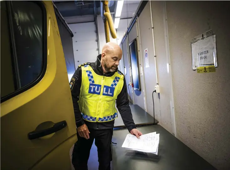  ?? BILDER: ANNACARIN ISAKSSON ?? Oscar Lindvall är biträdande enhetschef på Tullverket­s kontrollen­het i södra Sverige och skulle vilja ha över 100 anställda till för att bemanna fler platser samtidigt.