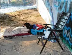  ?? Foto: Robert Milde ?? Offensicht­lich der Schlafplat­z eines Obdachlose­n, an den Unbekannte warme Klei dung, eine Thermoskan­ne mit Tee, ein Buch und etwas Geld gelegt haben.