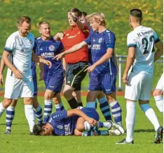  ?? Foto: Hafner ?? Hatte bei der 0:2-Niederlage des VfR Neuburg alle Hände voll zu tun: Schiedsric­hter Dr. Georg Everwand, der gleich drei Kemptener vom Platz schickte.