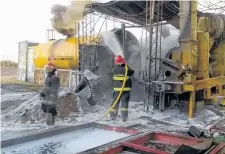  ??  ?? Ardua labor de los bomberos en la planta siniestrad­a.