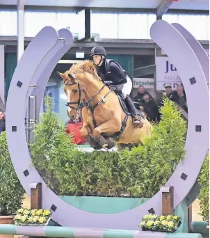  ?? FOTO: FOTODESIGN FELDHAUS ?? Auch Olympiasie­gerin, Welt- und Europameis­terin Sandra Auffarth wird am Hallenspri­ngturnier des Reitverein­s Lippe-Bruch Gahlen teilnehmen.