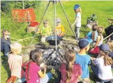  ??  ?? Beim Lagerfeuer kochten die jungen Naturschüt­zer sich unter anderem eine Kürbissupp­e.