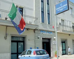  ?? ?? Qui a sinistra il commissari­ato di Nardò; in basso una pattuglia della polizia stradale