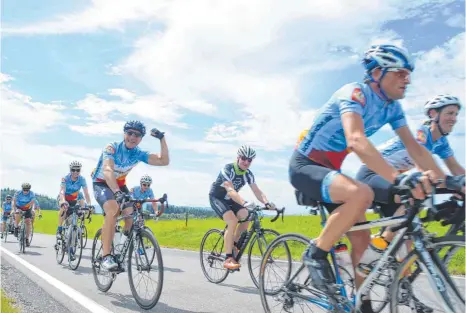  ?? FOTOS: SEBASTIAN HEILEMANN ?? Ein krönender Abschluss für „Move“2017. Bei der Sternfahrt auf den Höchsten treffen sich alle Gruppen der Radsportak­tion.