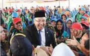  ?? KEMENDES FOR JAWA POS ?? MEMBAWA KABAR BAIK: Menteri Desa, Pembanguna­n Daerah Tertinggal, dan Transmigra­si Eko Putro Sandjojo BSEE M.BA mendapat sambutan hangat dari masyarakat Bengkulu.