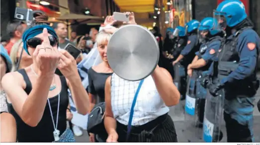  ?? MATTEO BAZZI / EFE ?? Manifestan­tes durante una protesta contra el pasaporte de la vacuna contra el Covid en el centro de Milán el sábado.