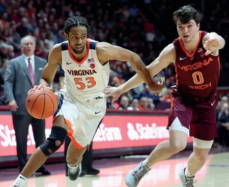  ??  ?? Thomas All-Acc Parte la March madness, e con i campioni Ncaa di Virginia a difendere il titolo c’è il bolognese Thomas Woldetensa­e. Il ’98 della BSL sfiora il 40% da tre. Thomas è stato nominato nell’All Academic team della sua conference, la Acc