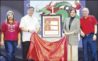  ?? ?? Unveiling the Year of the Dragon commemorat­ive stamps last Saturday in Binondo, Manila are (from left) Philippine Postal Corp. philately division head Arlene Labao, Philippine Philatelic Federation president Rey Ong, Lucky Chinatown Mall general manager Norico Mizoguchi and philatelic expert Tiong Tak Ngo.