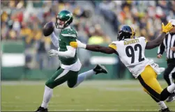  ?? ADAM HUNGER ?? New York Jets quarterbac­k Sam Darnold (14) looks to pass in front of Pittsburgh Steelers linebacker Ola Adeniyi (92) in the second half of an NFL football game, Sunday, Dec. 22, 2019, in East Rutherford, N.J.