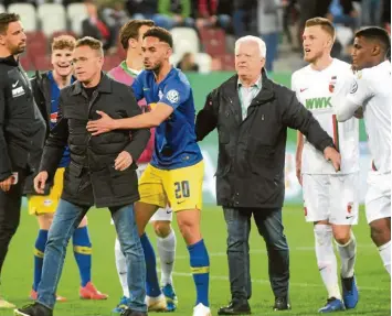  ?? Foto: Wagner ?? 2019 kochten im Pokalspiel zwischen Augsburg und Leipzig die Emotionen hoch. Hier mussten der damalige Rb‰trainer Ralf Rangnick und Fca‰spieler Jeffrey Gouweleeuw getrennt werden. Am 22. Dezember kommt es zu einer Neuauflage.