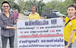  ?? PHUSADEE ARUNMAS ?? Campaigner­s hold a sign in support of price increases in palm oil. The Internal Trade Department raised palm cooking oil prices by 10 baht last Thursday.