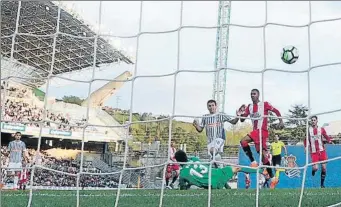  ?? FOTO: EFE ?? 3-0 Mikel Oyarzabal define con categoría tras un pase genial de Zurutuza