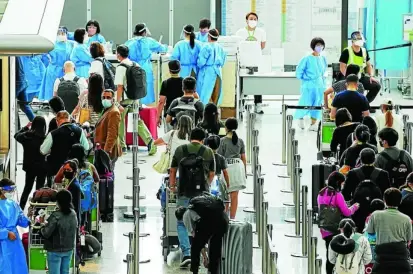  ?? AP ?? Pasajeros en el aeropuerto de Hong Kong en imagen de archivo