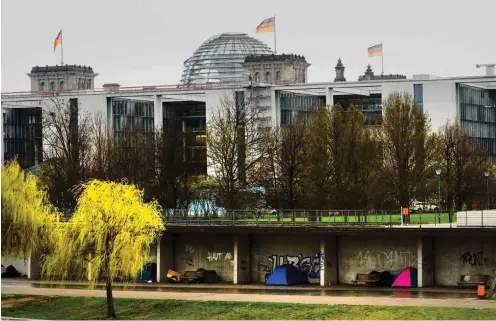  ?? Foto: dpa/Christophe Gateau ?? Obdachlose campieren inmitten der Stadt – gleich neben dem Deutschen Bundestag.