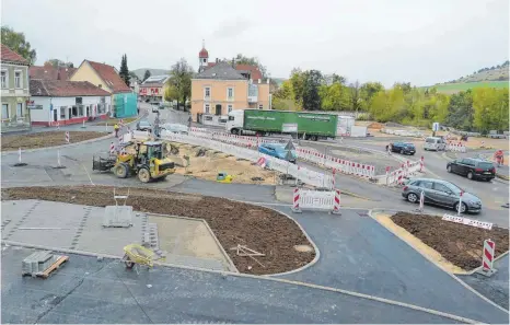  ?? FOTO: BAUCH ?? Vom 23. bis 30. Oktober ist der Kreisverke­hr Bopfingen komplett für den Verkehr gesperrt. Und somit auch die Bundesstra­ße 29. Lastwagen werden weiträumig umgeleitet.