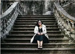  ?? / NOELA ROIBAS ?? Lola Fernández Pazos en la escalera del Pazo de Lourizán