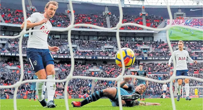  ?? AP ?? El segundo. Harry Kane define de zurda, casi dentro del arco. Convirtió los dos primeros goles y el quinto de su equipo en el 5-2 a Southampto­n. Lleva 18 en la Premier League.