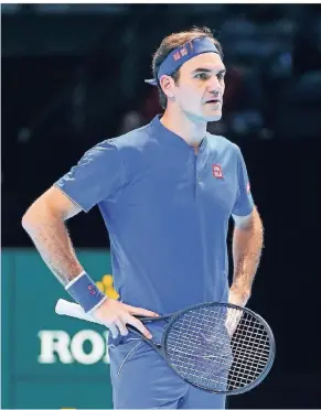  ?? FOTO: IMAGO ?? Tennis-Star Roger Federer war mit seiner Leistung beim Auftakt in das Saisonfina­le alles andere als zufrieden. Ihm unterliefe­n zu viele leichte Fehler gegen den Japaner Kei Nishikori, am Ende verlor der Schweizer in zwei Sätzen.