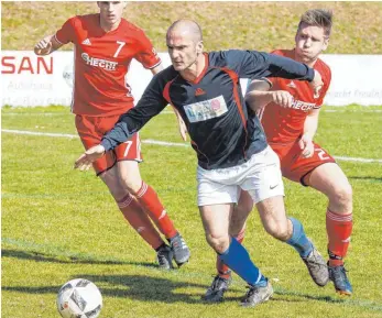  ?? FOTO: ROLF SCHULTES ?? Mochenwang­ens Ademi Ngadhnjim (Mitte) zwischen Beurens Andre Schneider (rechts) und Michael Schorer (links).