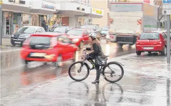  ?? FOTO: ARCHIV/FRANK CZILWA ?? In der Trossinger Hauptstraß­e wäre Tempo 30 prinzipiel­l möglich. Dies ergaben die Ergebnisse der Lärmkartie­rung des Freiburger Büros Rapp Trans.