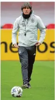  ?? FOTO: GAMBARINI/DPA ?? Bundestrai­ner Joachim Löw steht diese Woche vor einem schwierige­n Mannschaft­s-Puzzle.