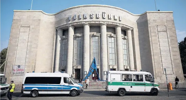  ??  ?? War ein Vierteljah­rhundert lang die ostdeutsch­e Trutzburg im Herzen Berlins: die Volksbühne am Rosa-Luxemburg-Platz, nach Dercons Rückzug nunmehr verwaist.