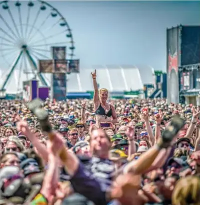  ?? Koen Bauters ?? Veel volk samen op Graspop, voor velen bleef dat niet zonder gevolgen. ©