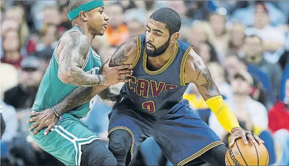  ?? FOTO: AP ?? Isaiah Thomas defendiend­o a Irving en un partido de la pasada temporada. Los bases titulares de Boston y Cleveland intercambi­an posiciones con esta operación