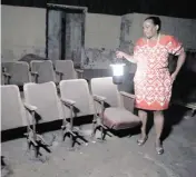  ?? JOSÉ A. IGLESIAS jiglesias@elnuevoher­ald.com ?? Denise Wallace sheds some light on the few remaining original seats in the Ace Theater in Coconut Grove.