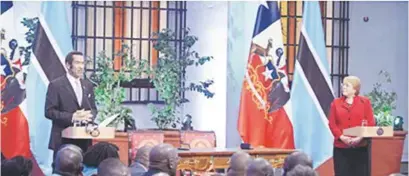  ??  ?? PRESIDENTE DE BOTSUANA tuvo un almuerzo con Michelle Bachelet para establecer un acercamien­to comercial entre ambos países.