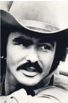  ?? FOTO: DPA ?? Burt Reynolds 1977 bei Dreharbeit­en für den Film „Ein ausgekocht­es Schlitzohr“, der zu einem weltweiten Erfolg wurde.