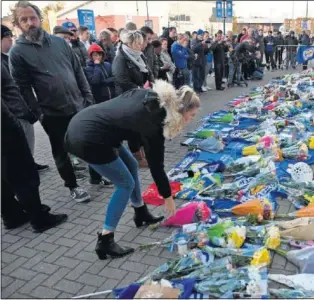  ??  ?? HOMENAJE. Los aficionado­s del Leicester llenaron ayer la grada norte con flores, camise