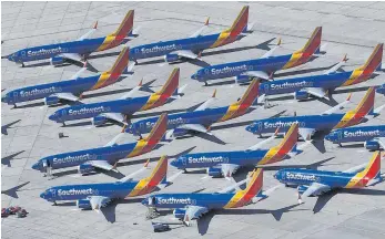  ?? FOTO: AFP ?? Geparkte Maschinen des Modells 737 Max der Airline Southwest auf dem Flughafen im kalifornis­chen Victorvill­e: Boeing und die US-Luftfahrtb­ehörde wollen die Jets so schnell wie möglich wieder in die Luft bringen.