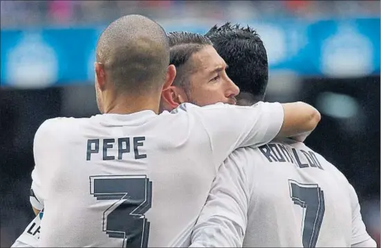  ?? LAVANDEIRA JR / EFE ?? Pepe y Ramos felicitan a Cristiano, que marcó los dos goles y no jugó en la segunda parte