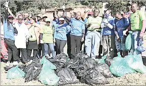  ?? ?? Part of the community members and volunteers during the clean-up.