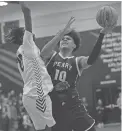  ?? MICHAEL CHOW/THE REPUBLIC ?? Gilbert Perry’s Koa Peat drives against Peoria Liberty’s Ring Nyeri during a game on Nov. 29 at Liberty High.