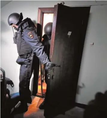  ?? EFE ?? Agentes de la Policia rusa tras allanar la vivienda de Navalni