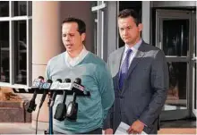  ?? AFP/Getty Images ?? Chris Brann (izq.), padre del niño secuestrad­o, ofrece una conferenci­a de prensa junto a su abogado Jared Genser, el 28 de febrero, en Houston.