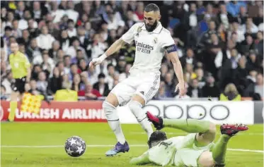  ?? // AFP ?? Benzema recogió el rechace de Kepa para abrir el marcador ante el Chelsea