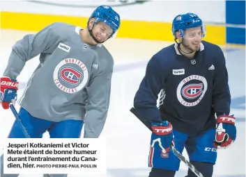  ?? PHOTO PIERRE-PAUL POULIN ?? Jesperi Kotkaniemi et Victor Mete étaient de bonne humeur durant l’entraîneme­nt du Canadien, hier.