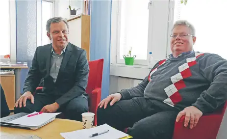  ?? FOTO: ANNA WETTERGÅRD ?? KRITISKA. Roger Sjöberg (S) och Joakim Jonsson (S) är kritiska till kommunens tilltänkta omorganisa­tion.