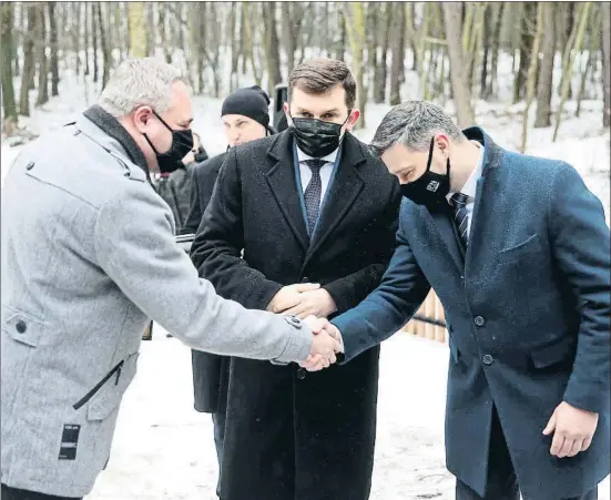  ?? LUKASZ GAGULSKI / EFE ?? Recordando el Holocausto en el cementerio polaco de Wolbrom ayer, dos días antes del día internacio­nal de Conmemorac­ión del Holocausto