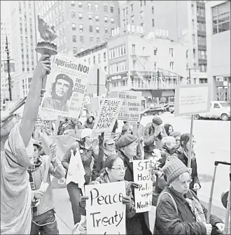  ??  ?? Manifestac­ión ayer en Nueva York contra el bombardeo de Estados Unidos, Reino Unido y Francia contra objetivos en Siria en represalia por el presunto uso de armas químicas contra la población civil en la ciudad de Duma, cerca de Damasco ■ Foto Afp