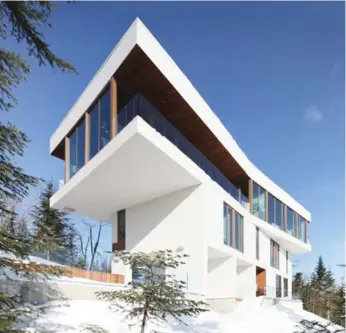  ?? ÉQUIPE GUILLAUME L’ECUYER PHOTOS ?? This contempora­ry chalet near Quebec’s Le Massif ski resort looks poised to launch from its mountainsi­de site.