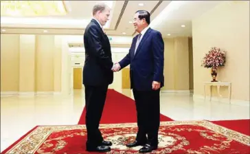  ?? HUN SEN'S FACEBOOK PAGE ?? New US Ambassador to Cambodia Patrick Murphy meets Prime Minister Hun Sen at the Peace Palace in Phnom Penh on Friday.