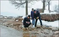  ?? WANG GANG / FOR CHINA DAILY ?? Environmen­tal protection technician­s take water samples from Xiakou