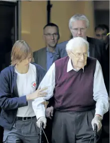  ?? THE ASSOCIATED PRESS FILES ?? Former SS guard Oskar Groening, centre, leaves the court on July 15, 2015. Groening, 96, who served at the Auschwitz death camp, has launched a bid for clemency to avoid serving time in prison.