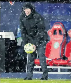  ??  ?? Zidane, en el banquillo durante el partido ante Osasuna.