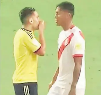  ??  ?? ► Radamel Falcao García y Renato Tapia, en el polémico diálogo en Lima.